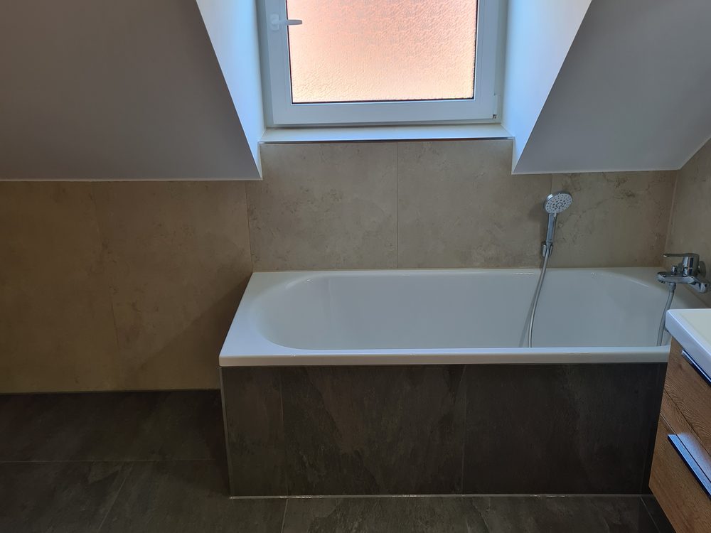Renoviertes Bad - Duschkabine, Waschbecken und graue Fliesen. (3)