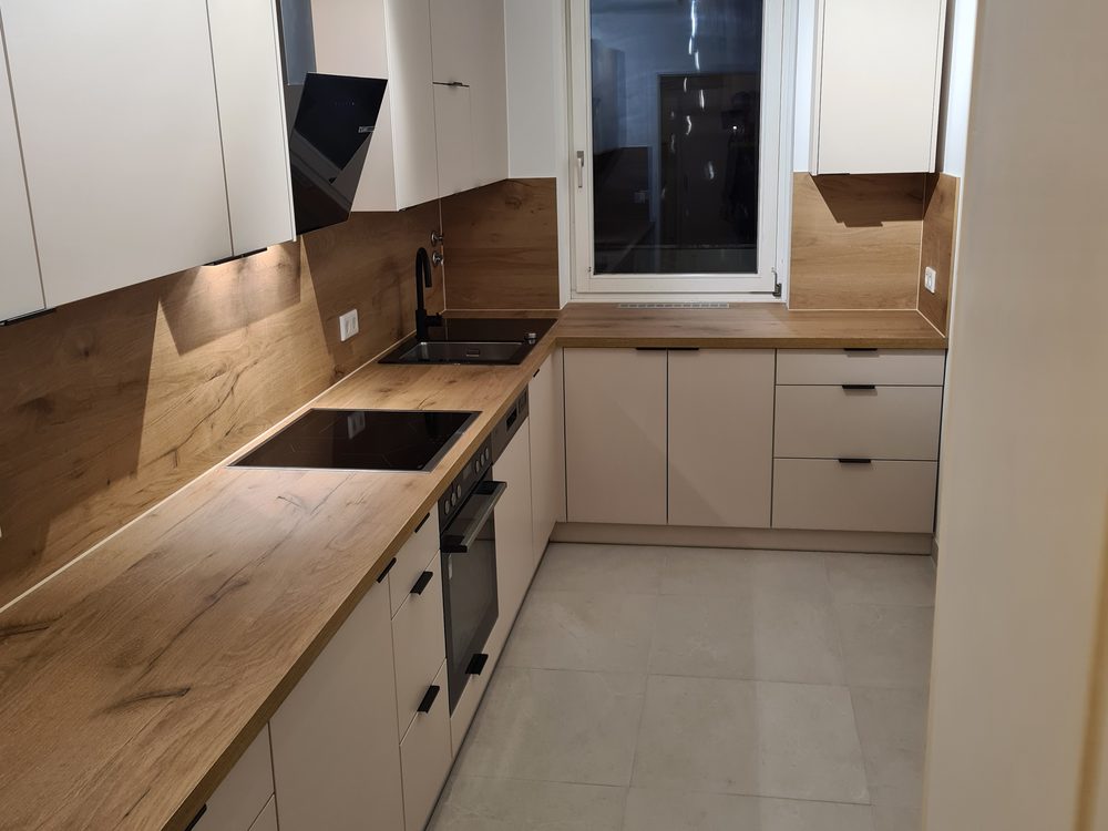 Renovierte Küche - Holzarbeitsplatte, neue Einbauküche und Geräte. (4)