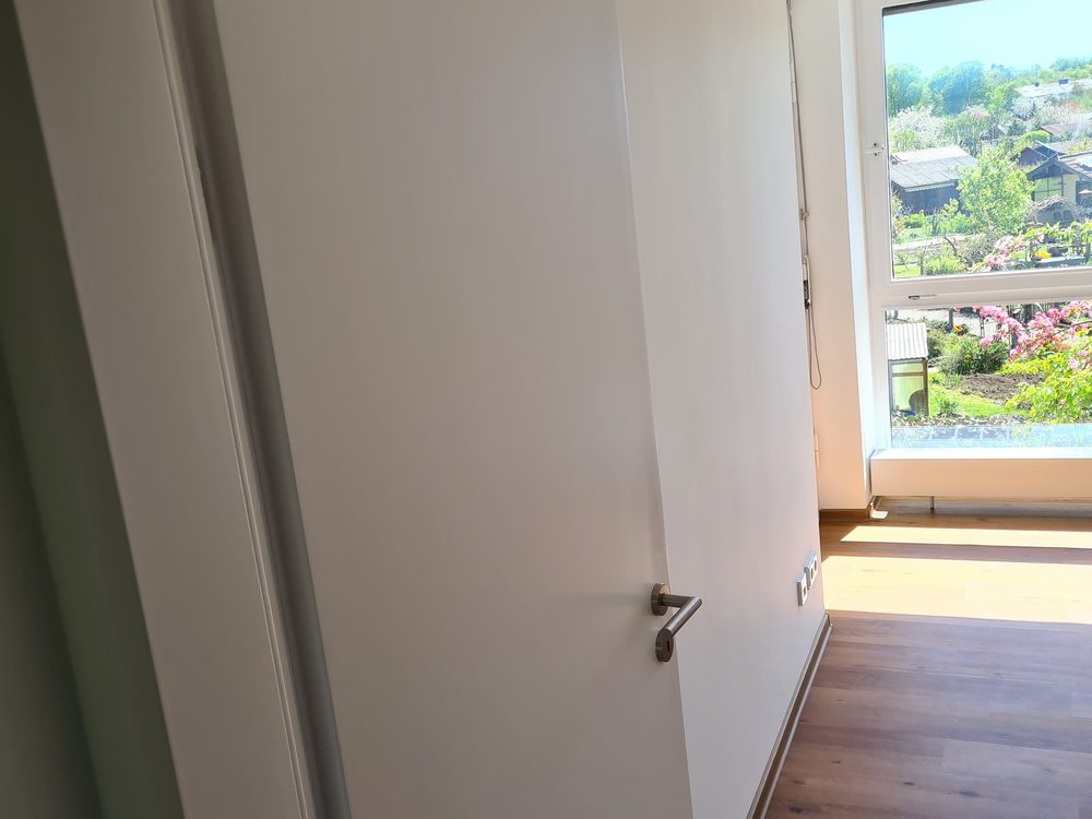 Besenrein übergebener, vollständig geräumter Raum nach einer Wohnungsauflösung. (2)