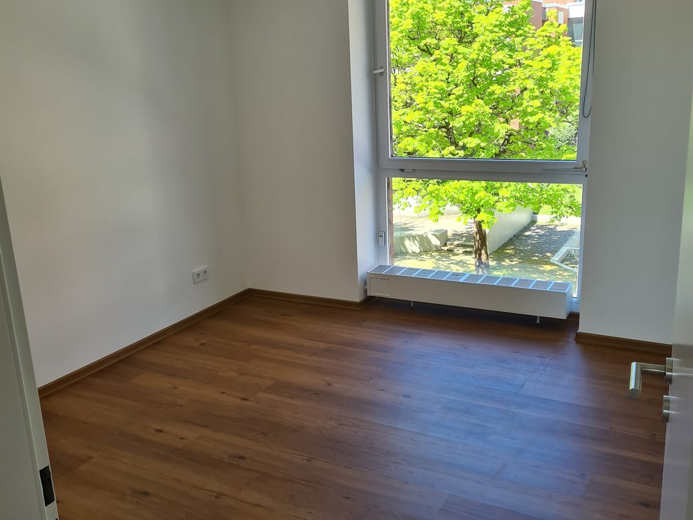 Geräumte, besenreine Wohnung mit Blick ins Grüne.
