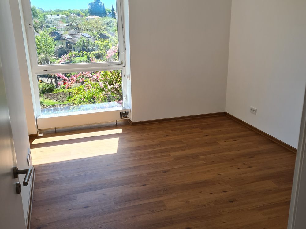 Besenrein übergebener, vollständig geräumter Raum nach einer Wohnungsauflösung.
