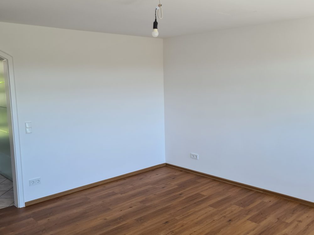 Leere, saubere Wohnung mit frischen Wänden - bereit zur Übergabe.
