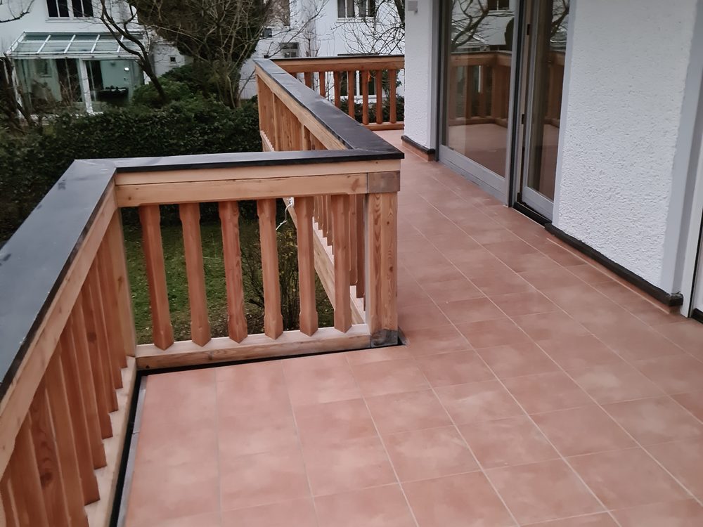 Terrasse mit Feinsteinzeug verlegt - eben verlegt, bezugsfertig. (3)