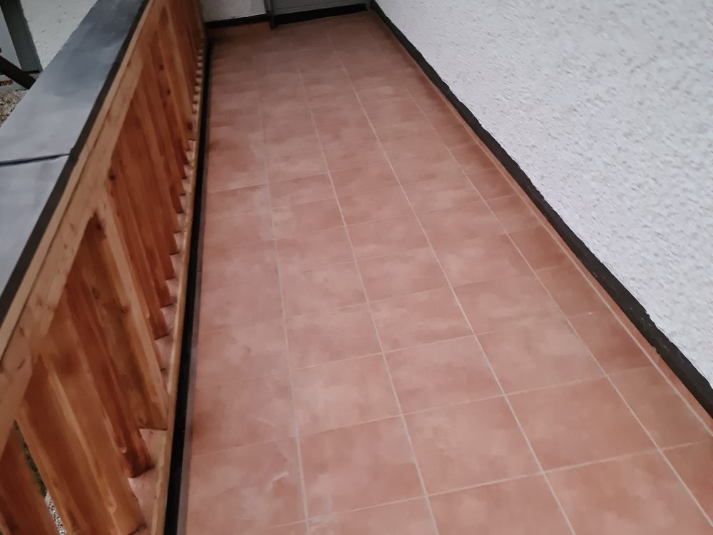 Terrasse mit Feinsteinzeug verlegt - eben verlegt, bezugsfertig. (4)