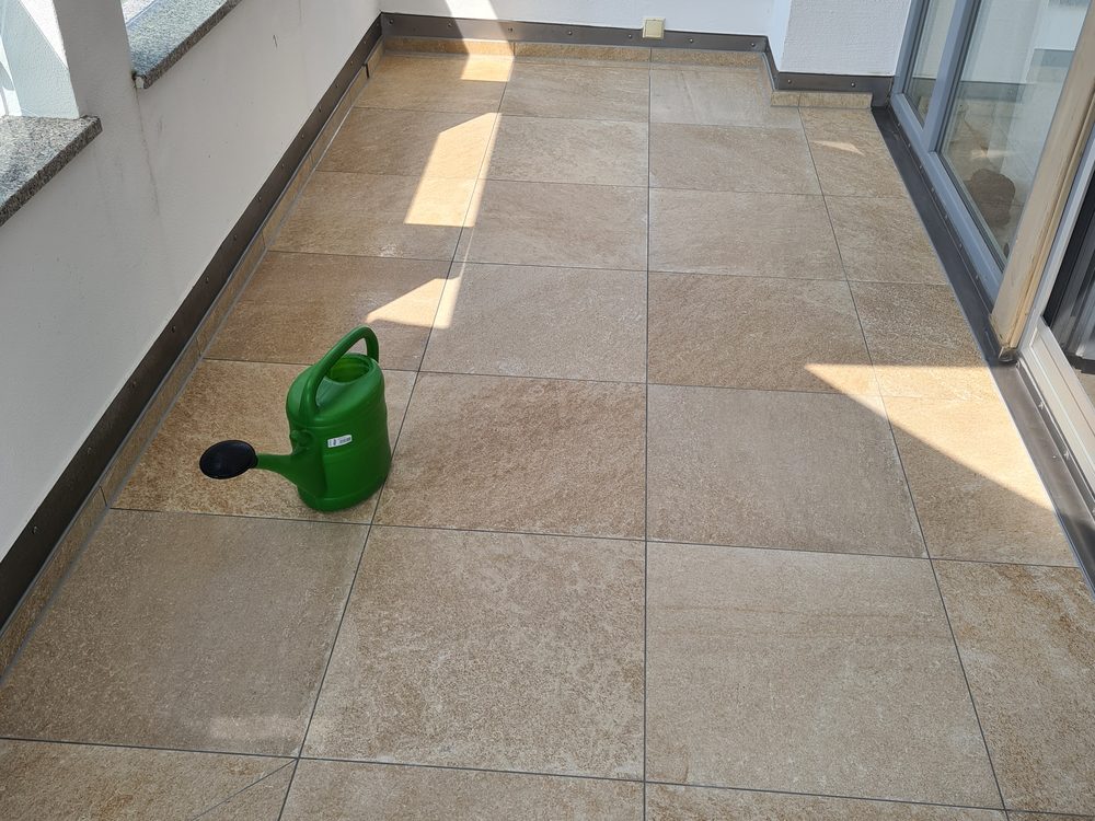 Terrasse mit Feinsteinzeug verlegt - eben verlegt, bezugsfertig.